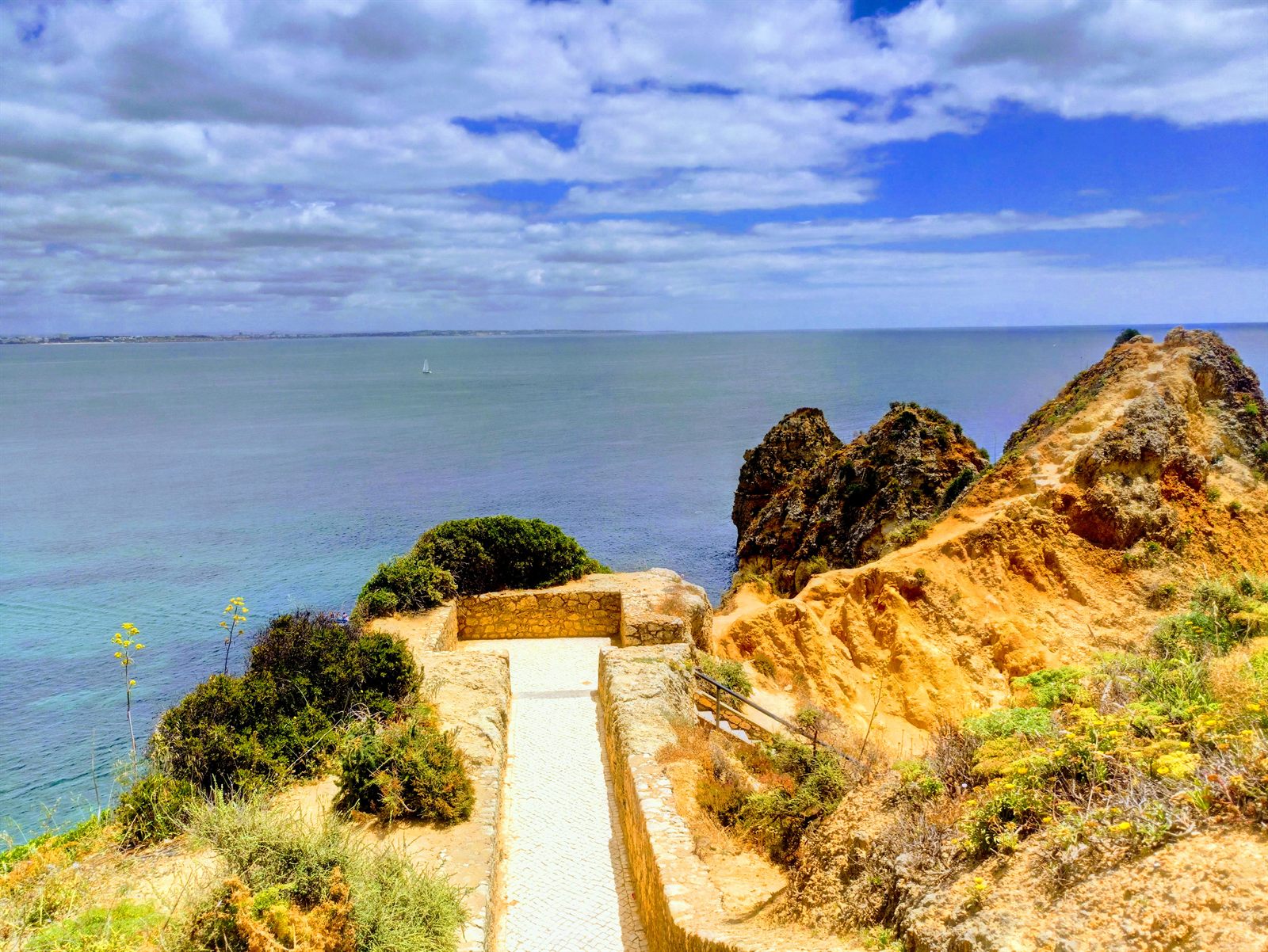 Arco de pedra a emoldurar o mar
